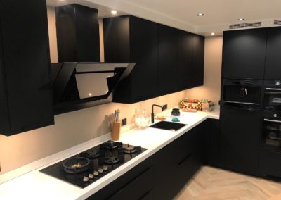 Zwarte keuken met blad composiet (Silestone) Eternal Calacatta gold